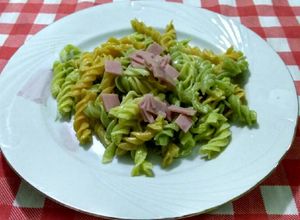 Una foto de Pasta tricolor con crema de palta