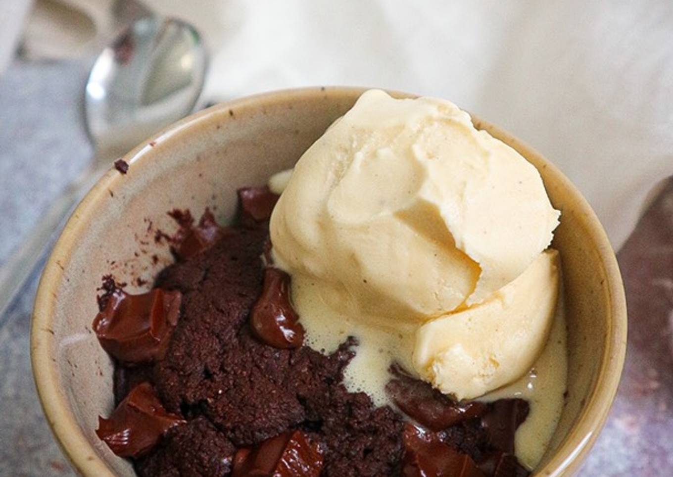 Brownie vegano en 1 minuto al microondas
