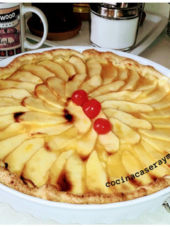 Una foto de Tarta clásica de manzana con crema y base de hojaldre