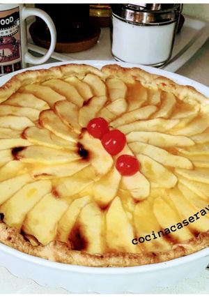 Una foto de Tarta clásica de manzana con crema y base de hojaldre