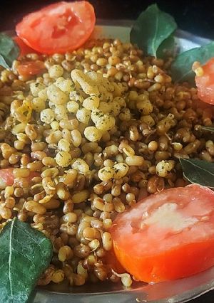मोटेची उसळ (motechi usal recipe in marathi) रेसिपी चे मुख्य फोटो