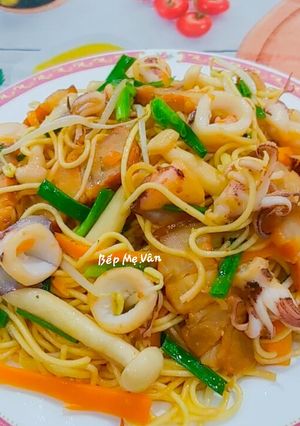 Hình của món Mì trứng xào mực và thịt xá xíu.