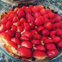 A picture of Tarta frutillas y crema pastelera.
