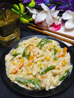 হোয়াইট সস্ চিকেন পাস্তা (White sauce chickenpasta recipe in Bengali) রেসিপির প্রধান ছবি