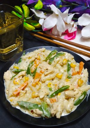 হোয়াইট সস্ চিকেন পাস্তা (White sauce chickenpasta recipe in Bengali) রেসিপির প্রধান ছবি