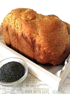 Una foto de Pan de molde con semillas de amapola (en panificadora)