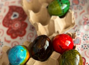 Foto principal de Cómo pintar huevos para la mona de Pascua
