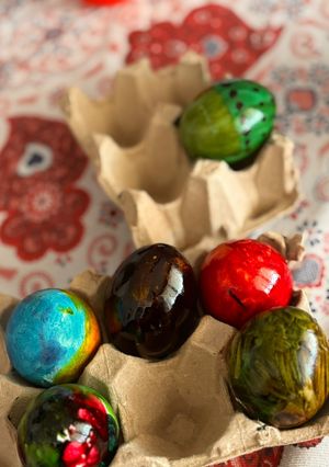 A picture of How to Dye Eggs for Easter Bread (Mona de Pascua).