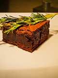 Brownie de chocolate com alecrim