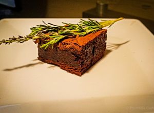 Foto de Brownie de chocolate com alecrim