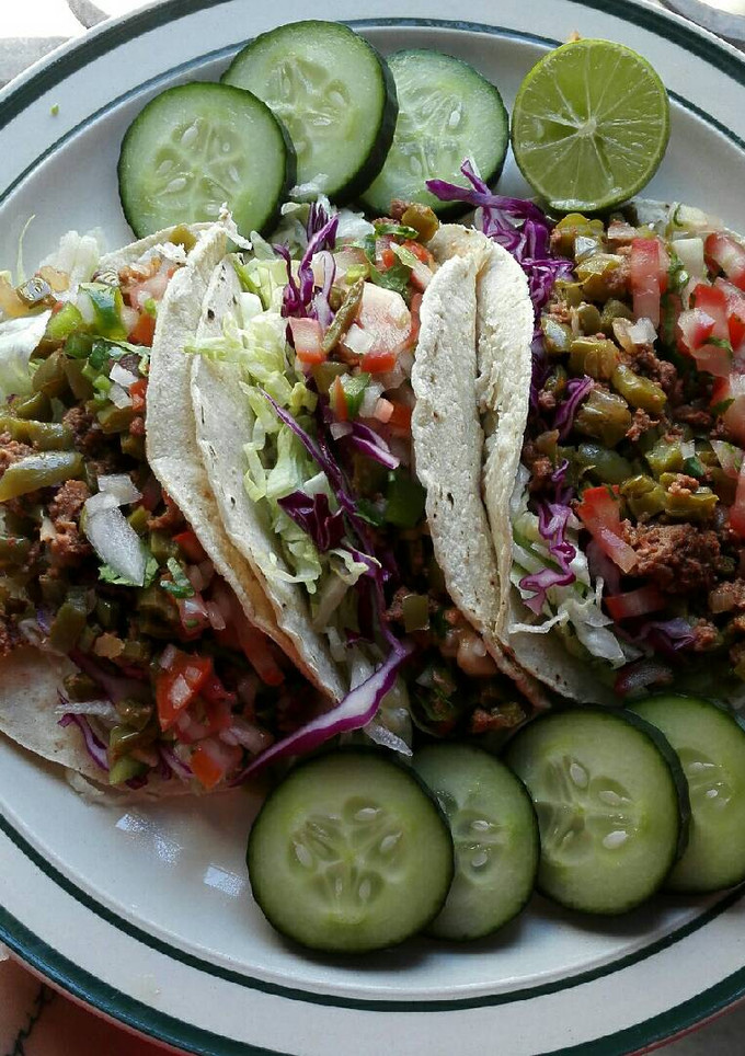 Una foto de Tacos de nopales con chorizo