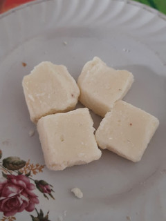 મલાઈ પેંડા (Malai Penda Recipe In Gujarati) રેસીપી મુખ્ય ફોટો