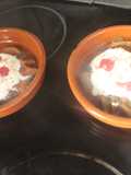 Manzanas y peras cocidas en vino con yogurt griego