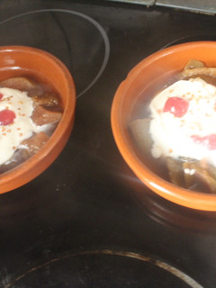 Una foto de Manzanas y peras cocidas en vino con yogurt griego