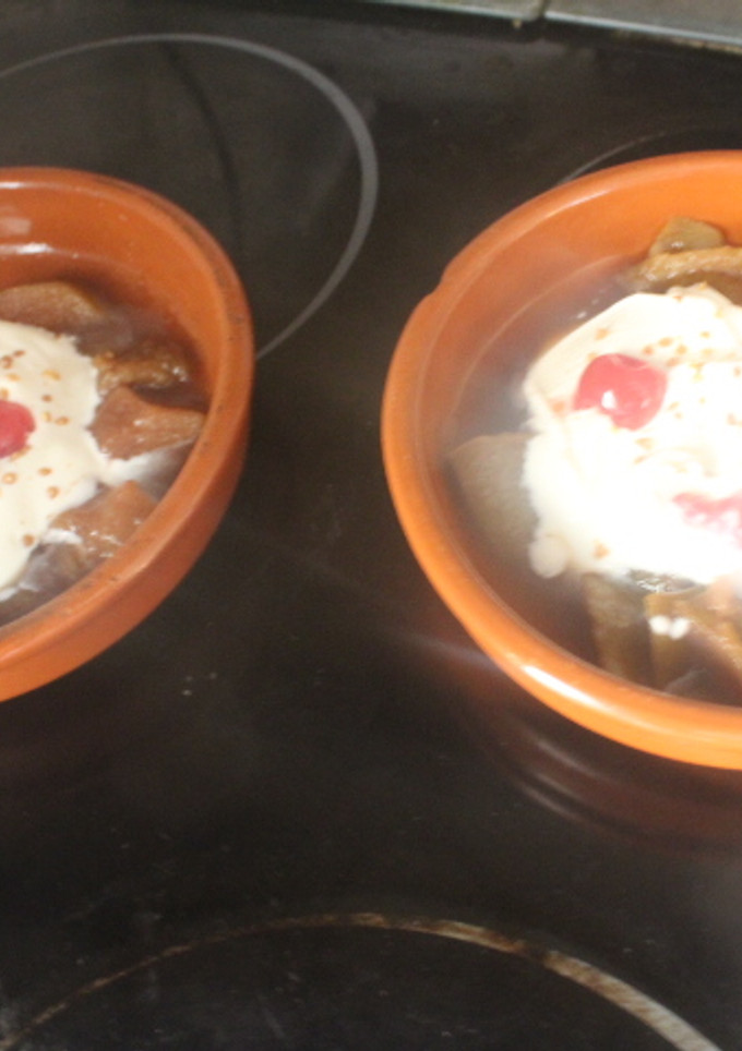 Una foto de Manzanas y peras cocidas en vino con yogurt griego