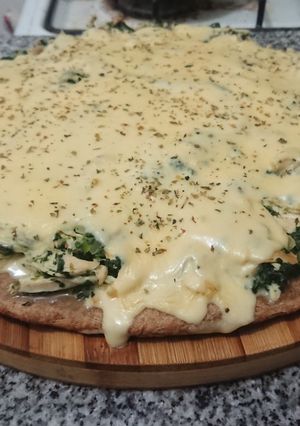 Una foto de Pizza integral de pollo y espinaca 🍕
