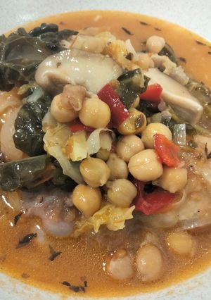 Una foto de Potaje de garbanzos con manitas