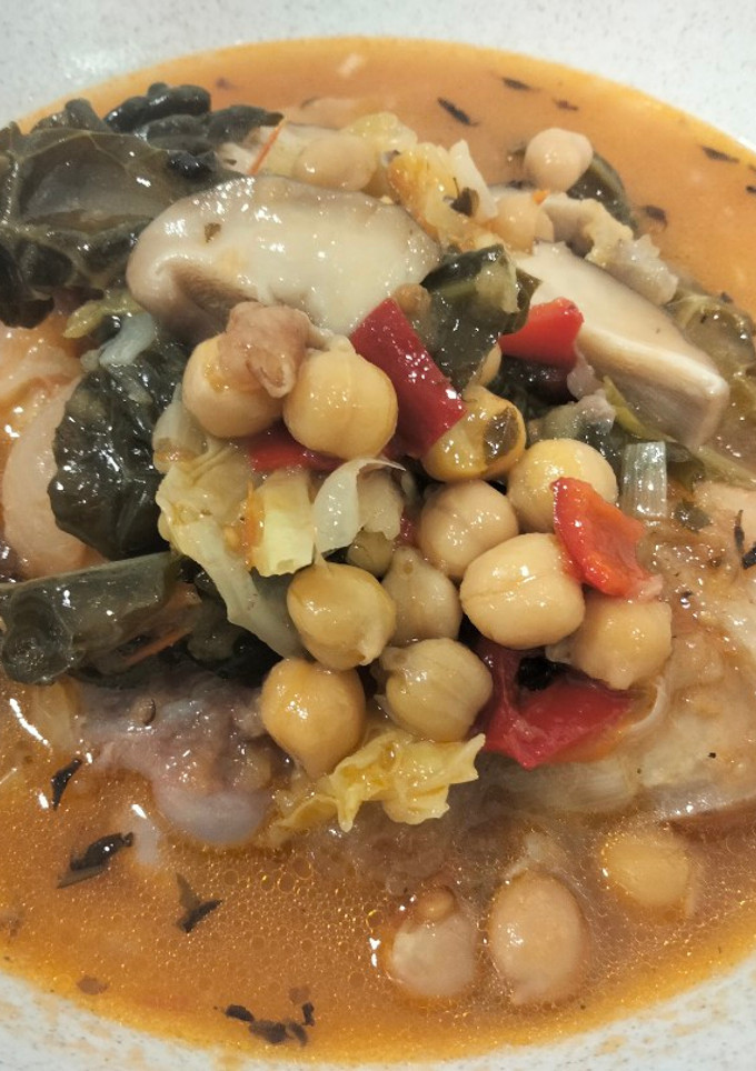 Una foto de Potaje de garbanzos con manitas