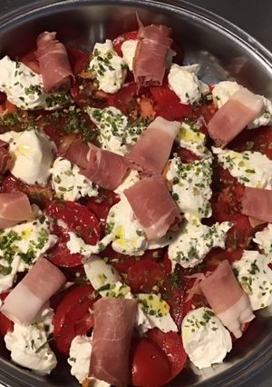 Une photo de Salade de tomates jambon de la forêt noire et burrata
