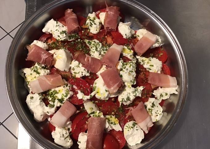 Salade de tomates jambon de la forêt noire et burrata