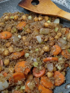 Una foto de Quinoa con garbanzos y verduras