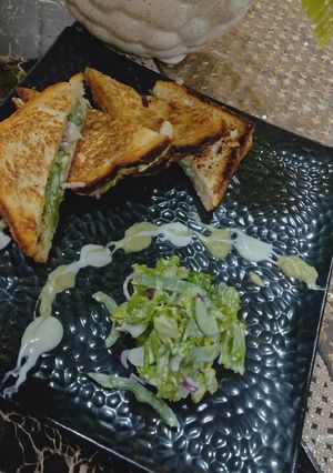 A picture of Salad sandwich.
