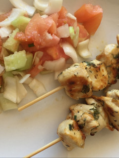 Una foto de Pinchitos de pollo souvlaki