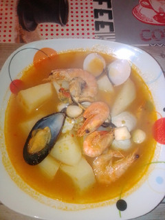 Una foto de Sopa de pescado y marisco