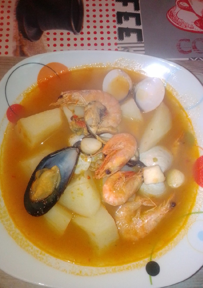 Una foto de Sopa de pescado y marisco