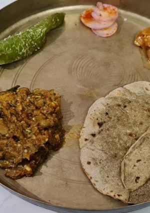 રીંગણ નું ભરથું અને બાજરીના રોટલા (Ringan Bhartu Bajri Rotla Recipe In Gujarati) રેસીપી મુખ્ય ફોટો