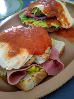 Una foto de Sándwich de pechuga de pollo
