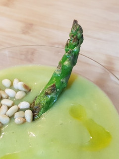 Una foto de Crema de espárragos trigueros con piñones