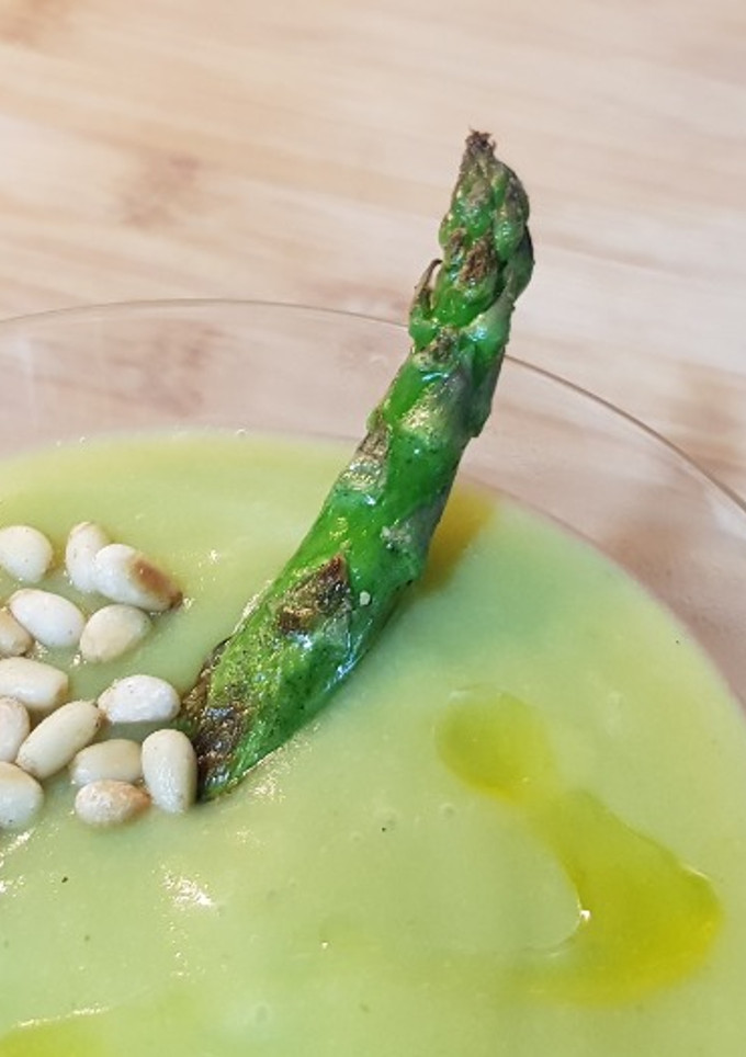 Una foto de Crema de espárragos trigueros con piñones