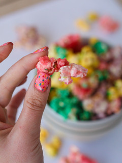 Una foto de Palomitas dulces de colores