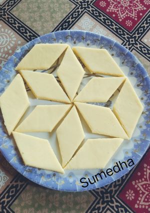 श्रीखंड वडी (Shrikhand Vadi Recipe In Marathi) रेसिपी चे मुख्य फोटो 