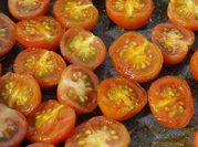 Una foto de tomates en aceite