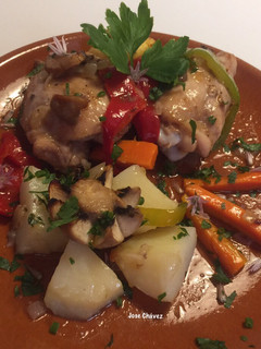 Una foto de Contramuslos de Pollo con verdura, champiñones y manzana al horno