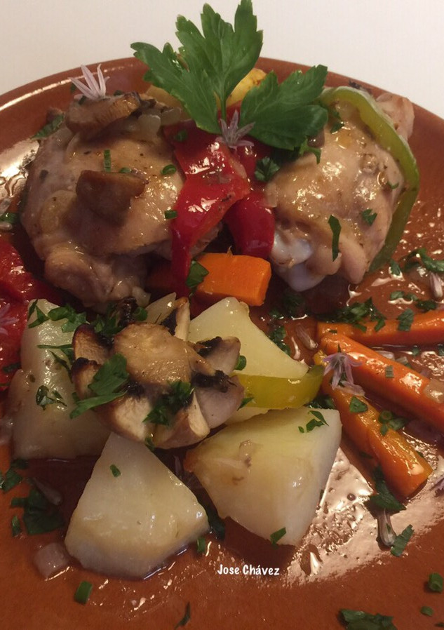 Una foto de Contramuslos de Pollo con verdura, champiñones y manzana al horno