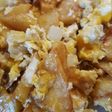 Patatas revueltas con huevos y cebollas