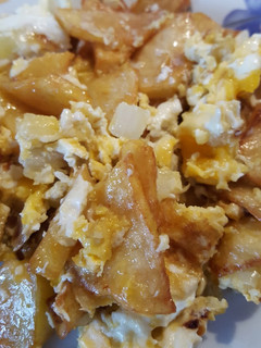 Una foto de Patatas revueltas con huevos y cebollas