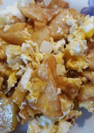 Una foto de Patatas revueltas con huevos y cebollas