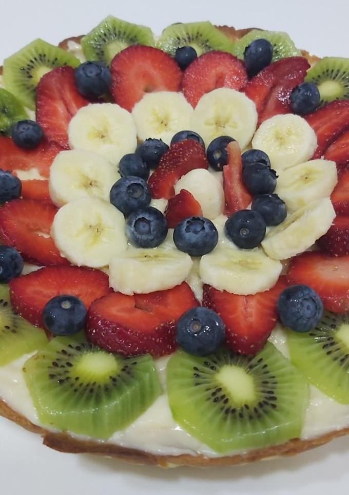 Una foto de Tarta de frutas 🍎🍓🍓🥝 con crema pastelera...