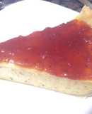 Tarta de queso fresco 0% mg con mermelada de fresa y almendras