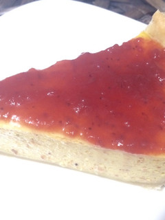 Una foto de Tarta de queso fresco 0% mg con mermelada de fresa y almendras