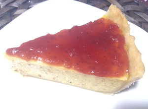 Una foto de Tarta de queso fresco 0% mg con mermelada de fresa y almendras