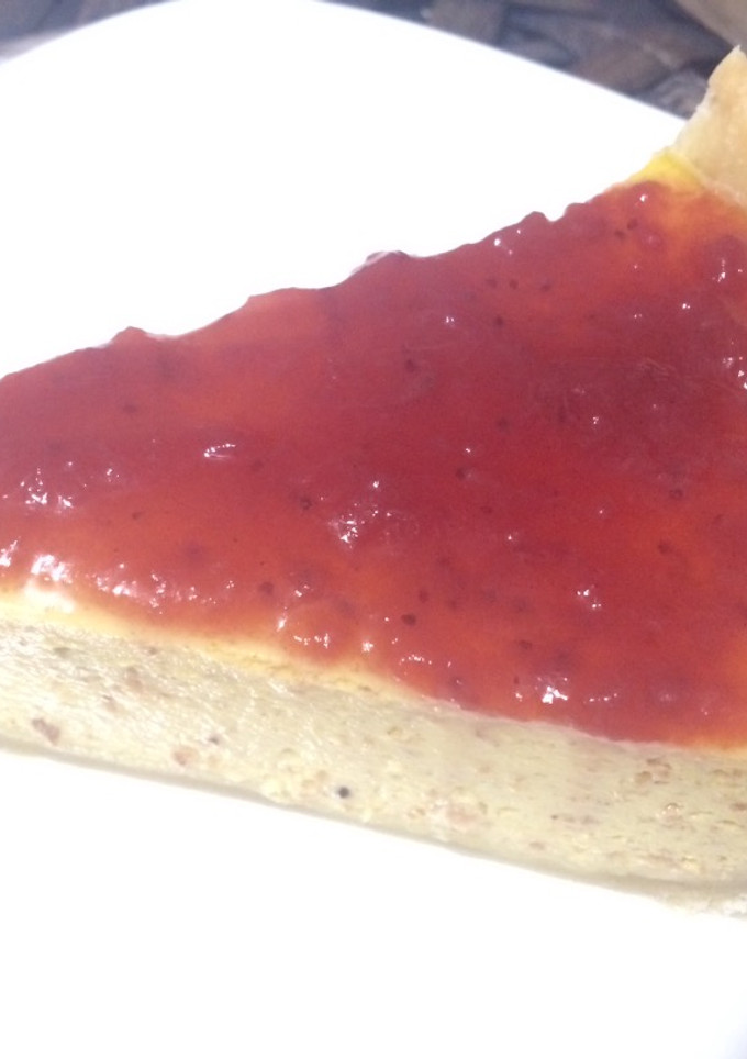 Una foto de Tarta de queso fresco 0% mg con mermelada de fresa y almendras