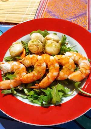 รูปของ สลัดร้อคเก็ต กุ้งต้มหอยเชลล์ผัดเนยราดน้ำจิ้มซีฟู้ด