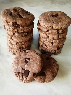 Una foto de Galletitas cookies tipo brownie de chocolate con chips 🍪