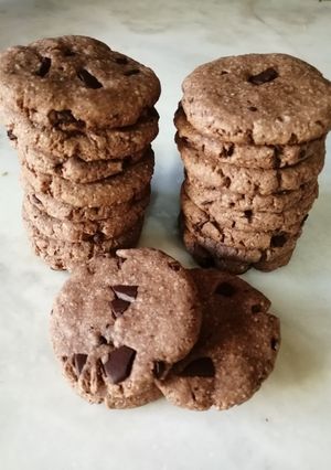 Una foto de Galletitas cookies tipo brownie de chocolate con chips 🍪