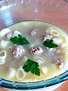 Una foto de Consomé con pelotillas de carne mixta y caracoles pasta
